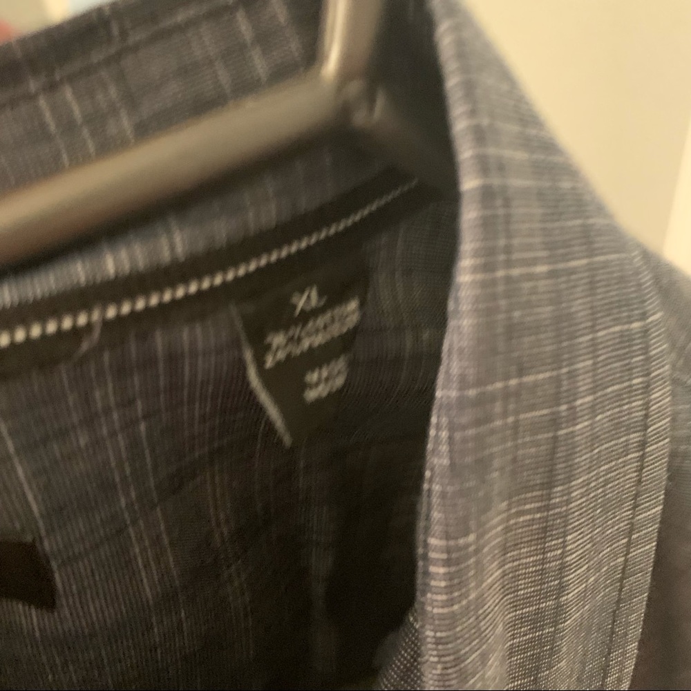 Button down - Picture 3 of 3